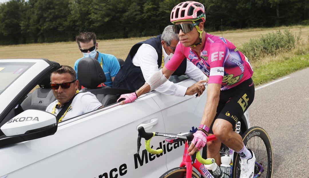 Rigoberto Urán es atendido por el cuerpo médico de la carrera luego de su caída.