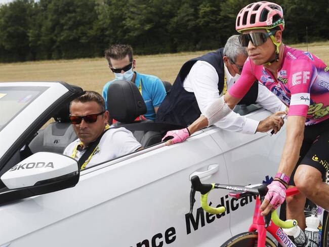 Rigoberto Urán es atendido por el cuerpo médico de la carrera luego de su caída.