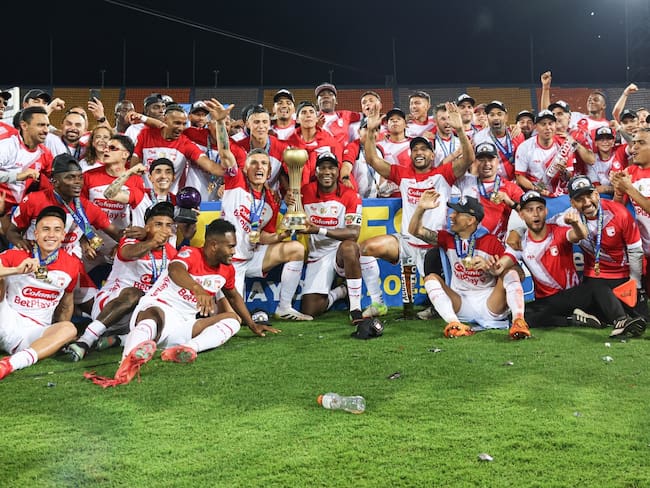 Los jugadores de Santa Fe festejan el título de la décima estrella / Twitter: @Santafe.