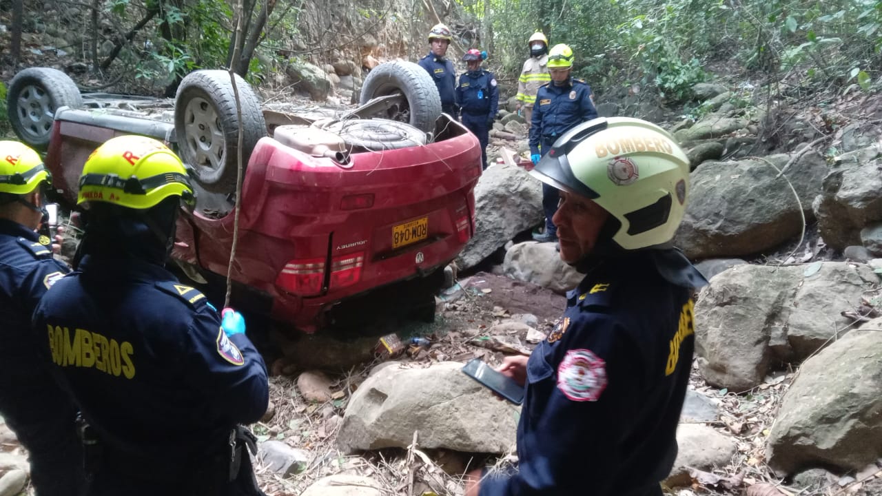 Accidente en la vía Tocaima: Vehículo cayó 10 metros al vacío dejando dos personas fallecidas