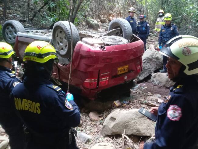 Accidente en la vía Tocaima: Vehículo cayó 10 metros al vacío dejando dos personas fallecidas