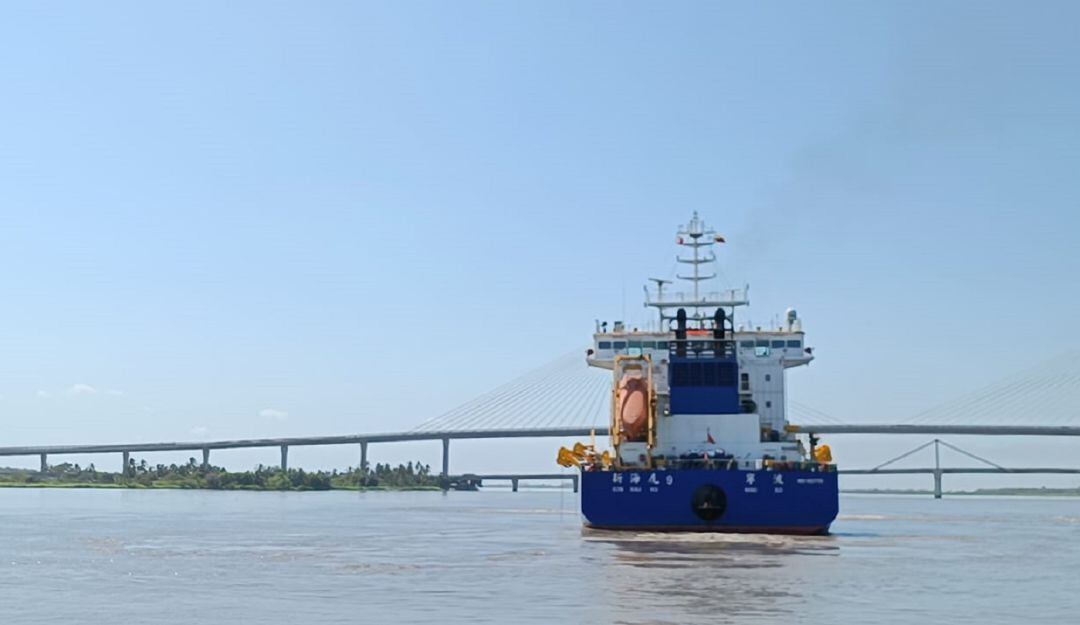Draga trabajando en el puerto de Barranquilla