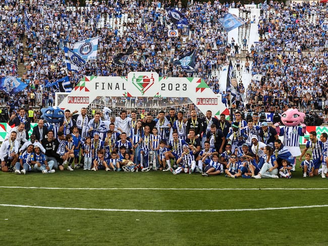 El plantel del Porto celebra el título de la Copa de Portugal. (Photo by Carlos Rodrigues/Getty Images)