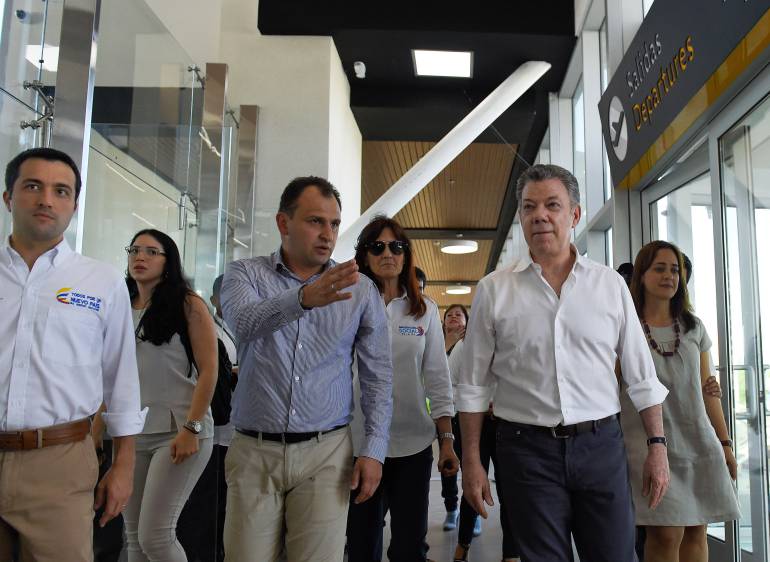 El Presidente Juan Manuel Santos cuando recorría el aeropuerto de Santa Marta. /FOTO ANDRÉS GONZÁLEZ-SIG
