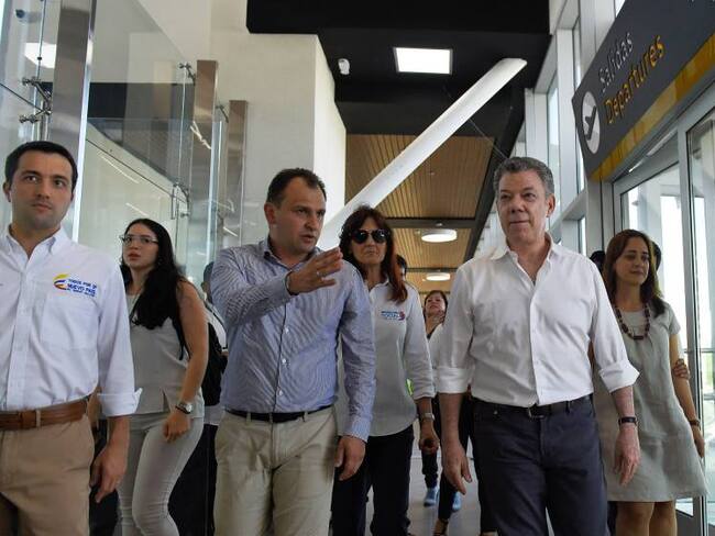 El Presidente Juan Manuel Santos cuando recorría el aeropuerto de Santa Marta. /FOTO ANDRÉS GONZÁLEZ-SIG