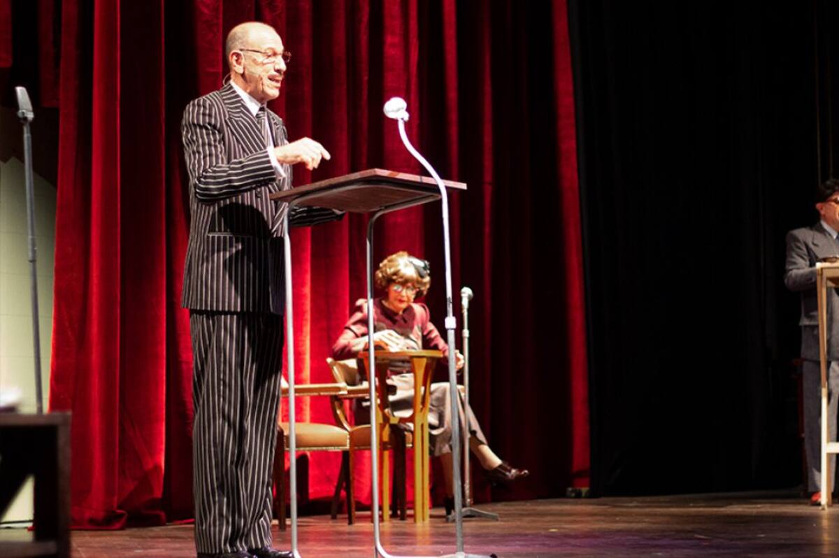 El actor Diego Vélez es uno de los personajes principales de la obra. Interpreta a Aldemar Bolaños hijo, fundador de la emisora Nuevos Mundos.