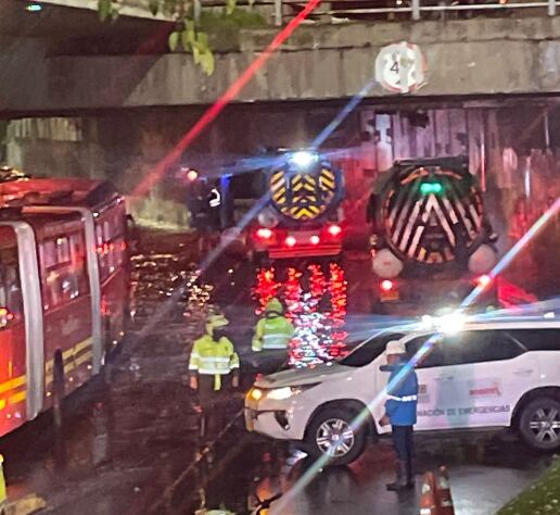 Este jueves se registraron problemas en la movilidad en la capital a causa de las intensas lluvias que se presentaron durante la tarde / @BogotaTransito