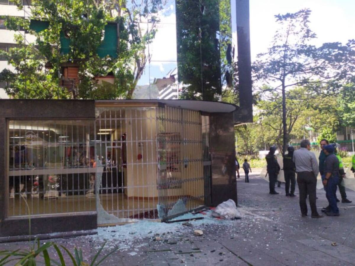 Encapuchados protagonizaron desmanes en la calle 72 con 11