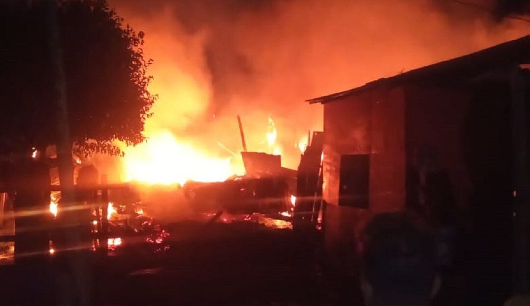 Gestión del Riesgo entregó asistencia humanitaria a afectados por esta conflagración. 17 personas habitaban estos inmuebles