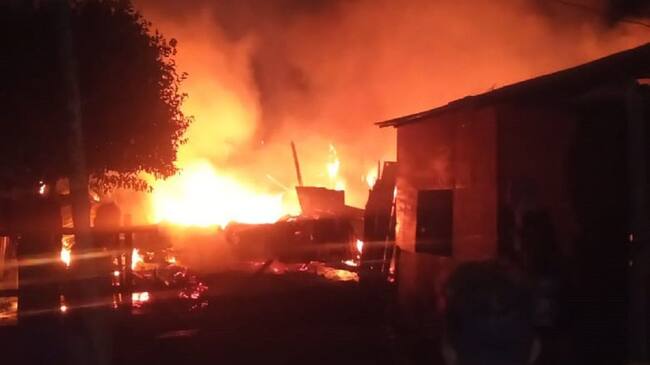 Gestión del Riesgo entregó asistencia humanitaria a afectados por esta conflagración. 17 personas habitaban estos inmuebles