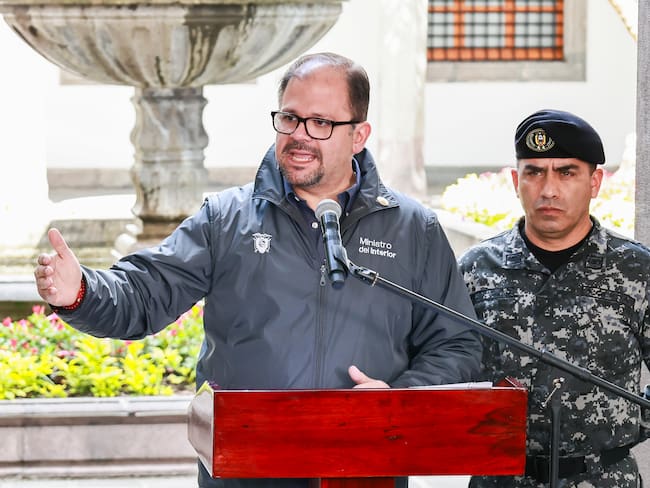 AME8750. QUITO (ECUADOR), 26/06/2025.- Fotografía cedida por la Presidencia de Ecuador del ministro del Interior de Ecuador, John Reimberg (i), hablando durante una rueda de prensa este jueves, en el Palacio de Carondelet, sede de la Presidencia en Quito (Ecuador). El Gobierno de Ecuador espera que las autoridades de Estados Unidos soliciten en breve la extradición del narcotraficante José Adolfo Macías Villamar, alias "Fito", el líder criminal más buscado de Ecuador, al que recapturaron tras permanecer cerca de año y medio prófugo desde que escapó de una prisión y que tiene cargos en su contra en la Justicia estadounidense. EFE/ Presidencia de Ecuador /SOLO USO EDITORIAL/NO VENTAS/SOLO DISPONIBLE PARA ILUSTRAR LA NOTICIA QUE ACOMPAÑA (CRÉDITO OBLIGATORIO)