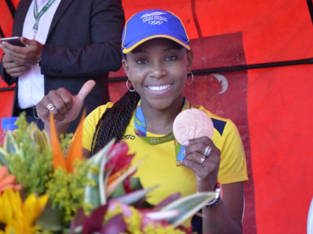 Entregan reconocimiento a medallista olímpica