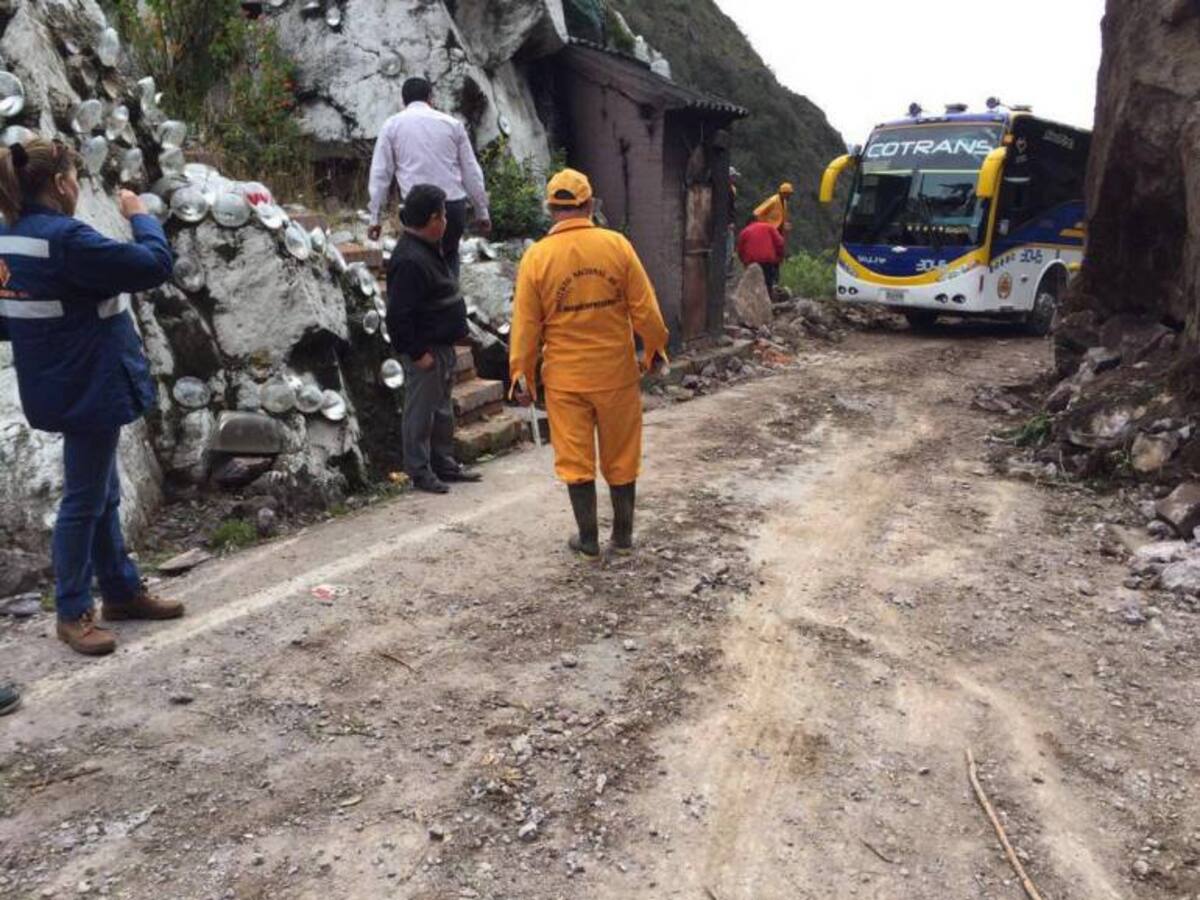 Caída de rocas afecta la movilidad en la vía Duitama-Soatá