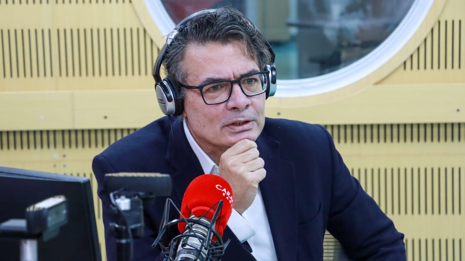 Alejandro Gaviria habla de su salida del Ministerio de Educación. Foto: Caracol Radio.