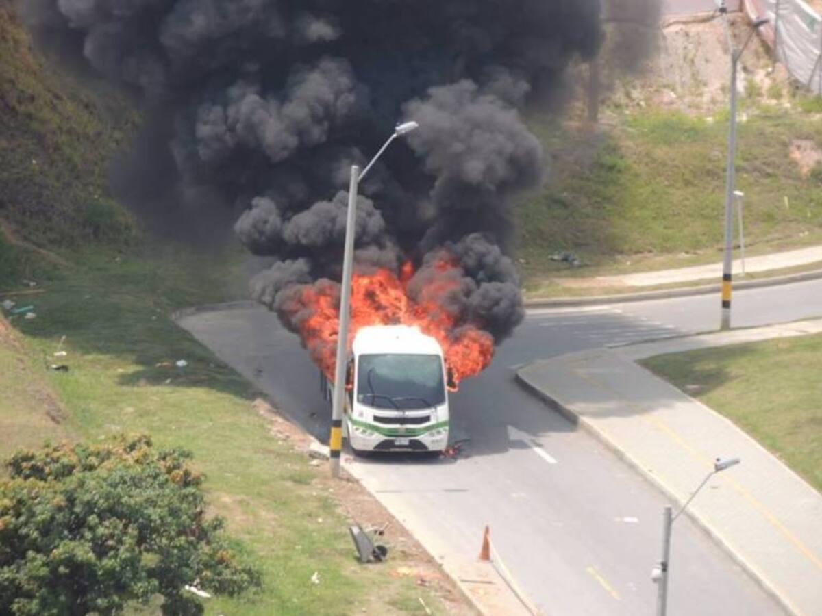 Queman bus del sistema integrado de transporte en Medellín