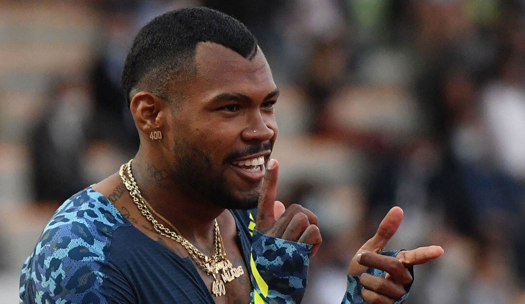 Anthoy Zambrano baila en la línea de meta tras quedarse con la victoria.