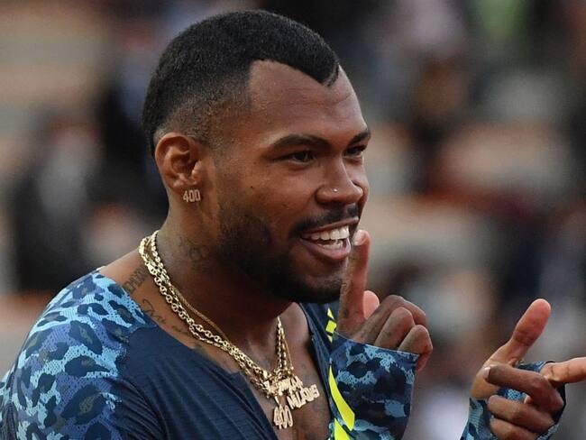 Anthoy Zambrano baila en la línea de meta tras quedarse con la victoria.