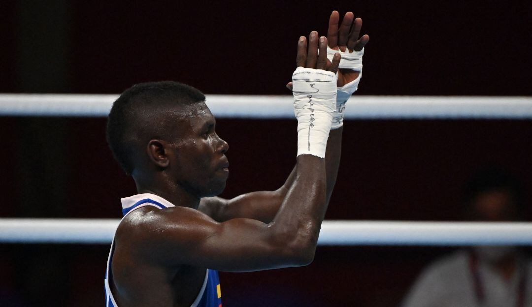 Yuberjen Martínez celebrando su primera victoria en los Juegos Olímpicos de Tokio 2020