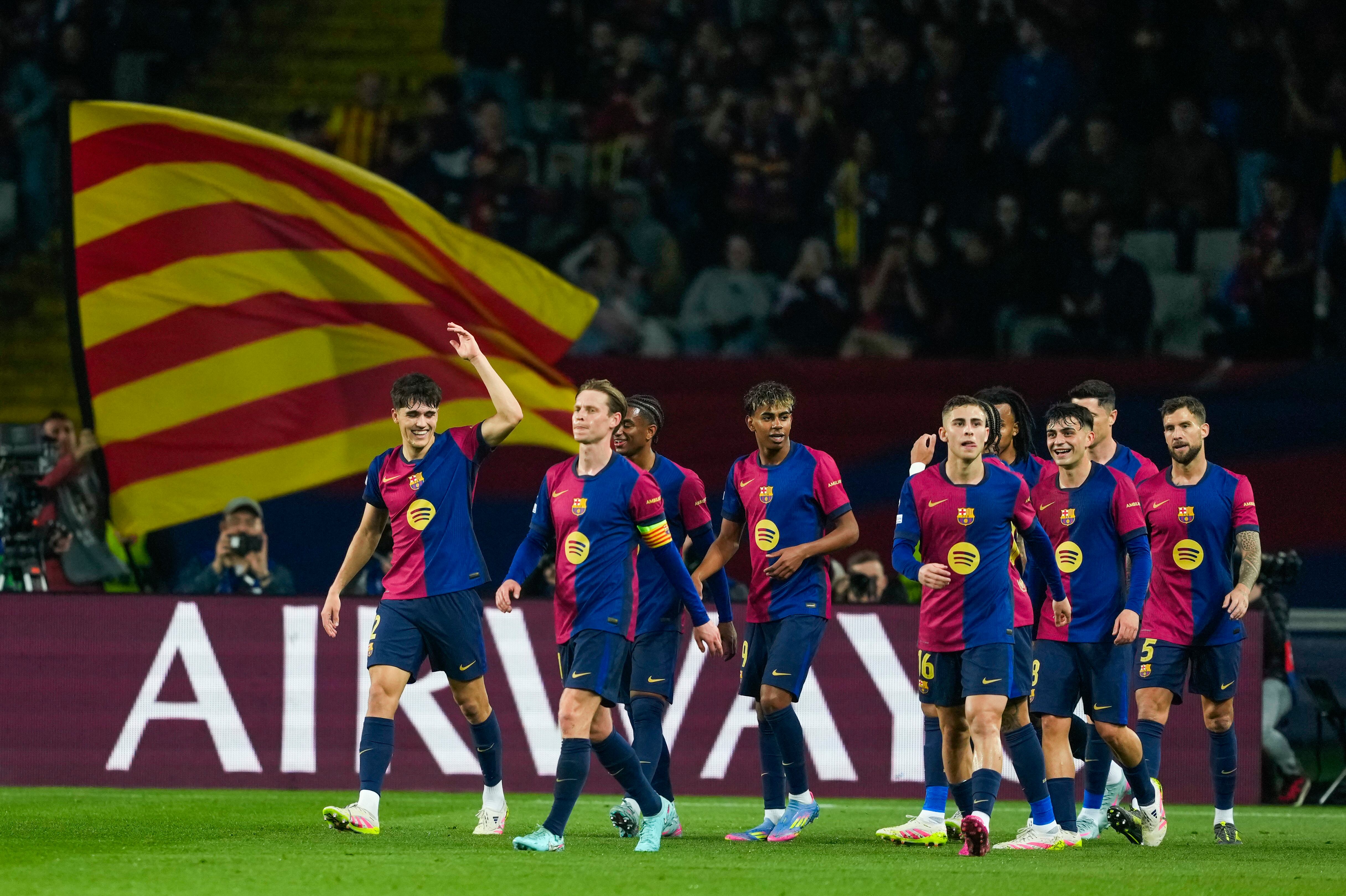 Los jugadores del FC Barcelona celebran el primer gol de su equipo durante el encuentro correspondiente a la ida de los cuartos de final de la Liga de Campeones que disputan hoy miércoles FC Barcelona y Borussia Dortmund en el Estadio Olímpico de Montjuic, en Barcelona. EFE / Alejandro Garcia.