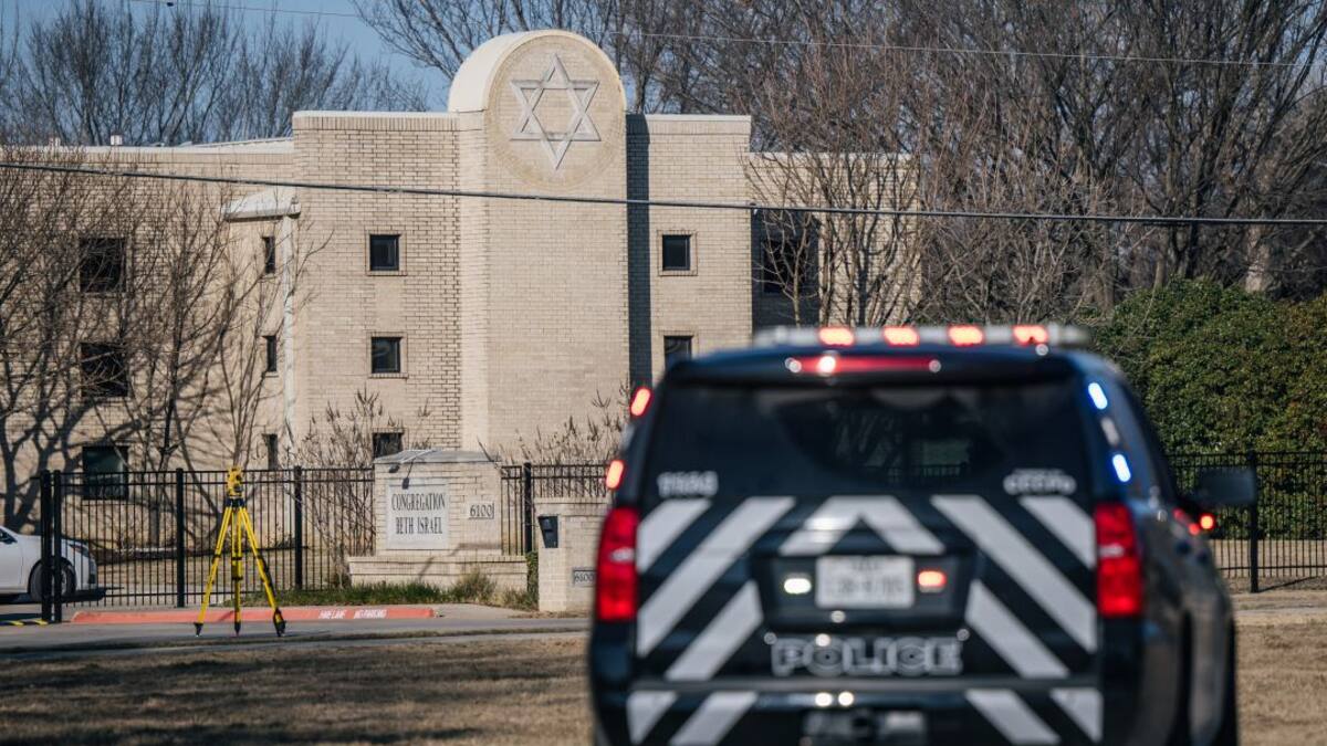 Rehenes de sinagoga en Texas huyeron luego de que arrojaran silla al captor