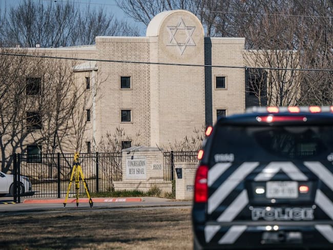 Rehenes de sinagoga en Texas huyeron luego de que arrojaran silla al captor