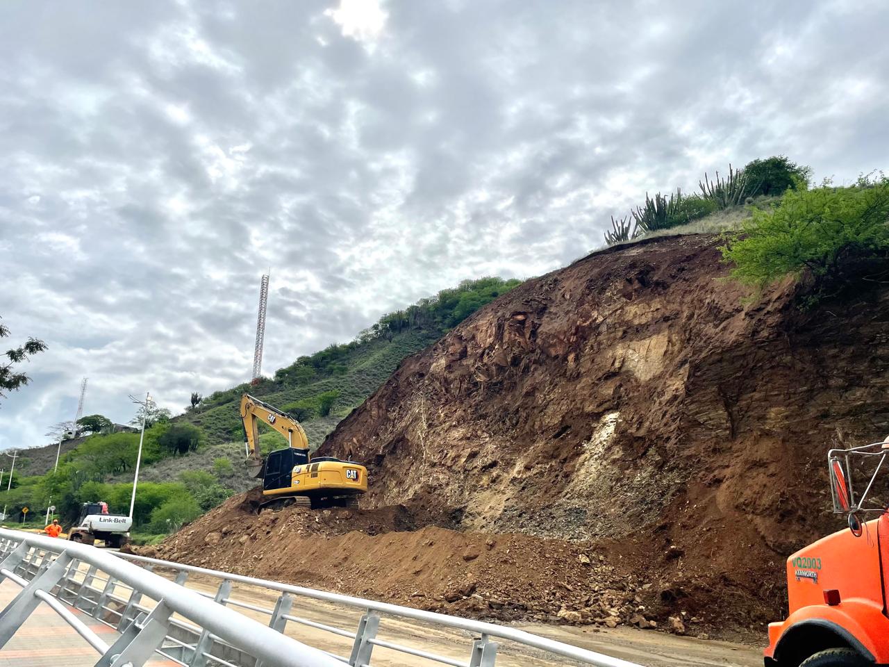 Trabajos por deslizamientos en la vía que conduce a El Rodadero