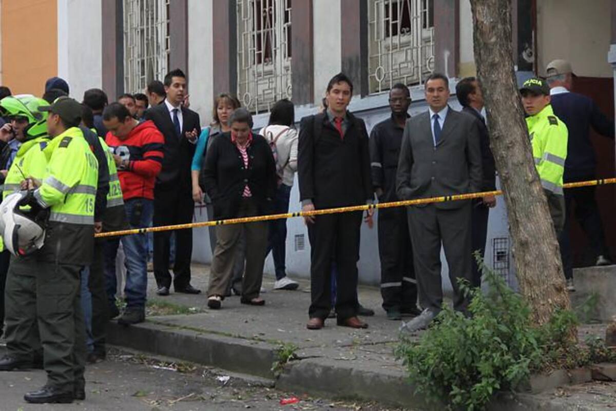 Un paquete sospechoso en el sector alertó a las autoridades que, cuando verificaron el contenido, hallaron una carga explosiva que contenía, entre otros elementos, metralla. Bomberos de Bogotá atendieron a los vecinos de varias viviendas aledañas que resultaron afectadas por la explosión controlada.