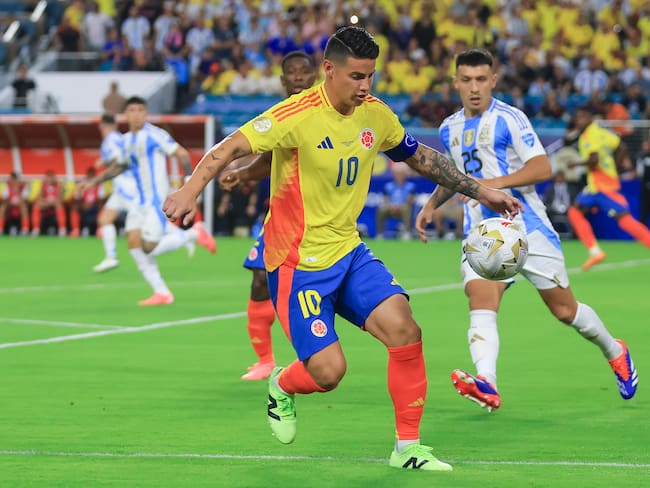 Miami (United States), 15/07/2024.- Colombia's James Rodriguez (L) and Lisandro Martinez of Argentina in action during the CONMEBOL Copa America 2024 final at Hard Rock Stadium in Miami, Florida, USA, 14 July 2024. EFE/EPA/CRISTOBAL HERRERA-ULASHKEVICH