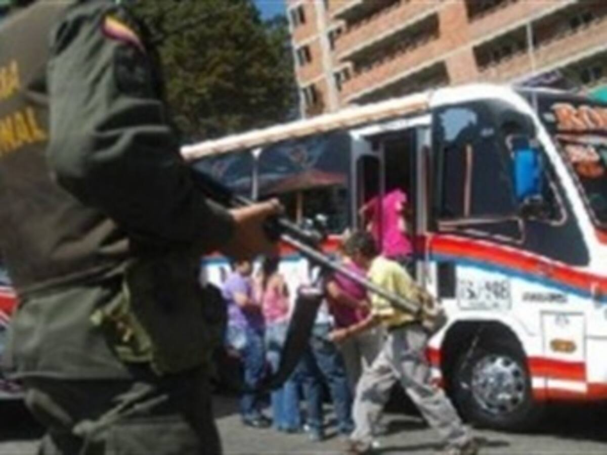 Hombres armados queman bus en el Huila