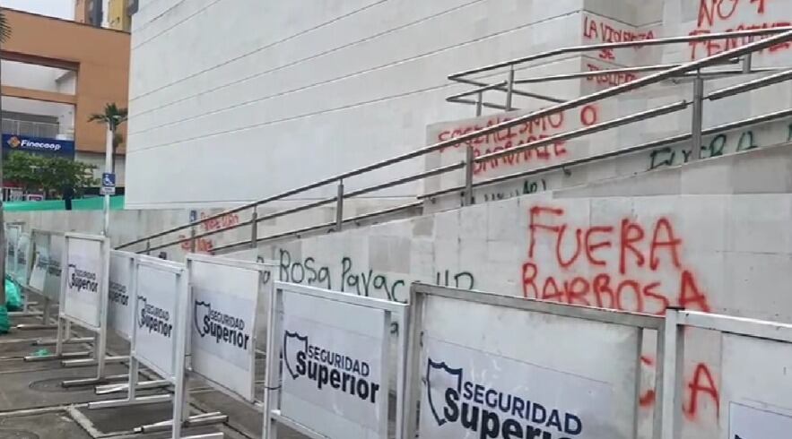 Manifestantes llenaron de grafitis la fachada del búnker de la Fiscalía en Bucaramanga.