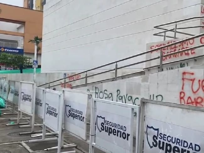 Manifestantes llenaron de grafitis la fachada del búnker de la Fiscalía en Bucaramanga.