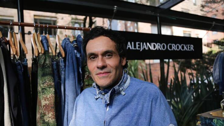 Diseñador venezolano crea prendas con cortinas de baño y tapicerías de muebles