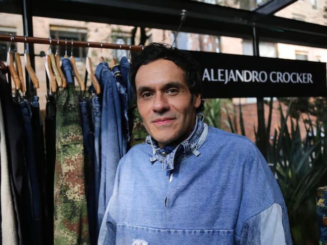 Diseñador venezolano crea prendas con cortinas de baño y tapicerías de muebles