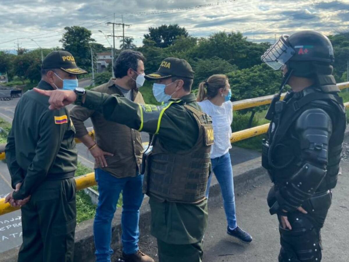 Policía usa la fuerza para despejar la vía Panamericana en el Valle