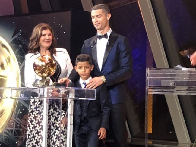 Cristiano Ronaldo obtuvo su quinto balón de oro y alcanzó a Lionel Messi
