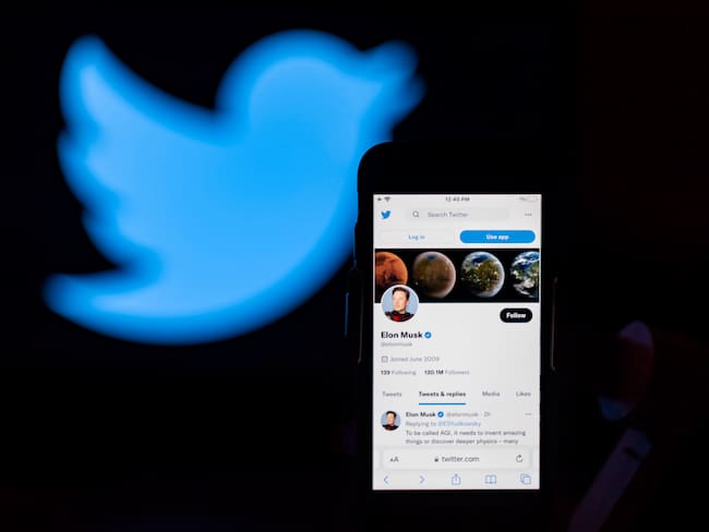 INDIA - 2022/12/07: In the photo illustration, Elon Musk&#039;s twitter account is seen displayed on a mobile phone screen with the twitter logo on the background. (Photo Illustration by Idrees Abbas/SOPA Images/LightRocket via Getty Images)