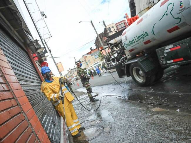Rociar las calles con desinfectante es peligroso y poco eficaz: OMS