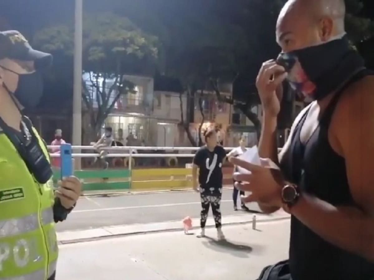 Daba clases de entrenamiento físico en el parque para superar la crisis
