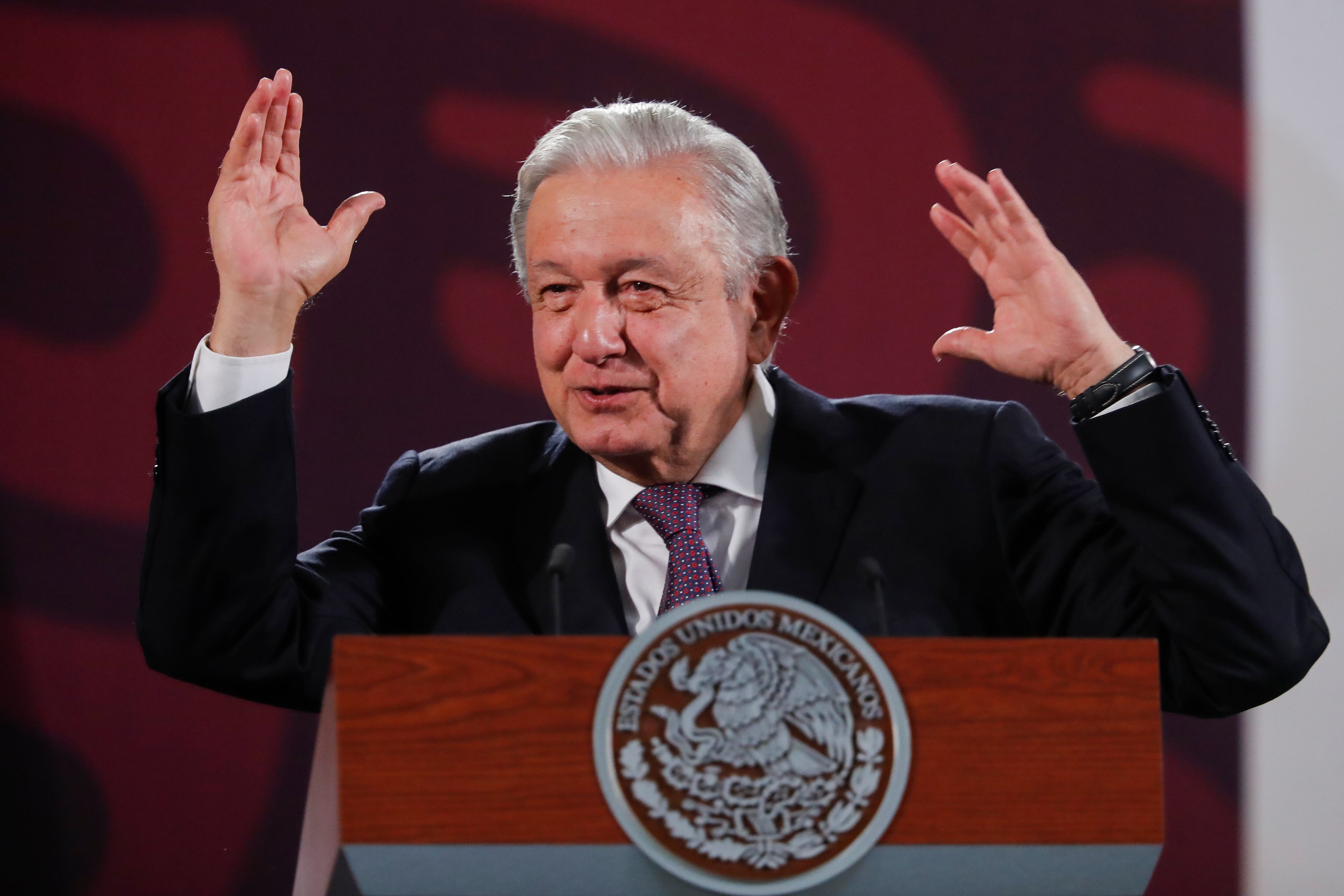 MEX4468. CIUDAD DE MÉXICO (MÉXICO), 26/07/2024.- El presidente de México, Andrés Manuel López Obrador, habla durante una rueda de prensa este viernes, en Palacio Nacional de la Ciudad de México (México). Obrador le pidió a EE.UU. un "informe completo" sobre el operativo en el que detuvieron el jueves en Texas a Ismael 'el Mayo' Zambada, cofundador del Cártel de Sinaloa, y a Joaquín Guzmán López, uno de los hijos del narcotraficante Joaquín 'el Chapo' Guzmán. EFE/ Mario Guzmán