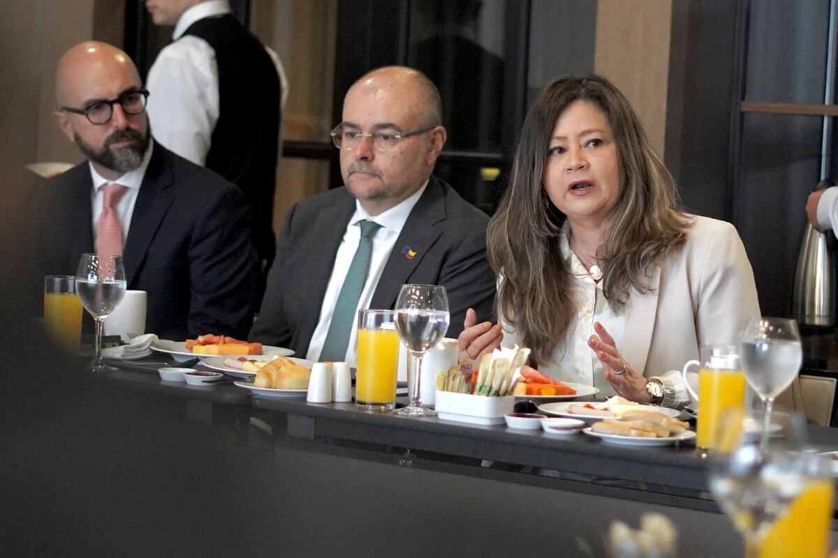 Ministra de Transporte, María Fernanda Rojas, y Gilles Bertrand, embajador de la Unión Europea en Colombia - Cortesía