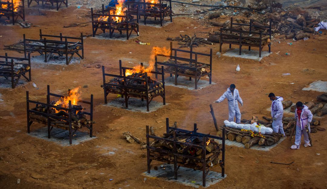 India registró este viernes un nuevo récord de casos de covid-19, al superar los 380.000 diarios.