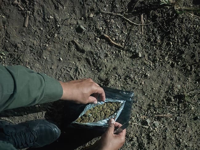 Policía recupera más de 13 kilos de marihuana abandonadas en plena vía en Arjona