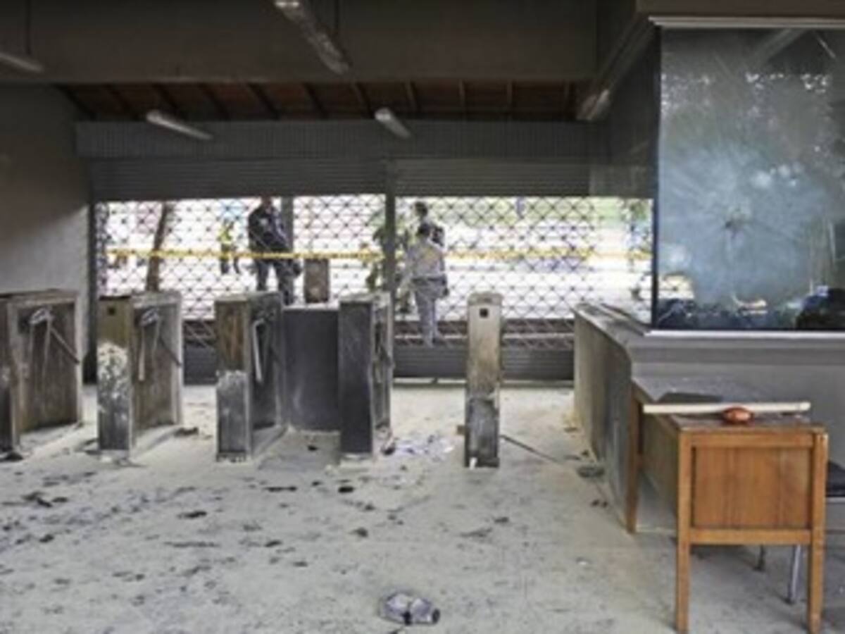 Gobernador rechaza destrozos de encapuchados en porterías de la U. de Antioquia