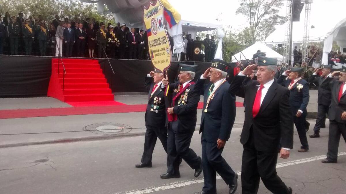 Miles de personas en todo el país se movilizan para observar los desfiles del 20 de julio.