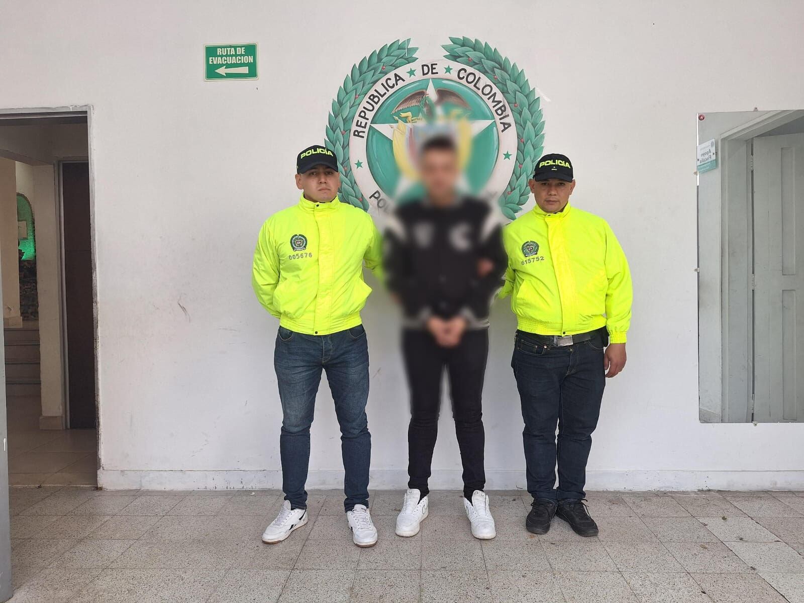 Un productor musical de 31 años, cuya identidad aún no se ha revelado, fue capturado en el barrio Laureles de Medellín. Foto: Policía.