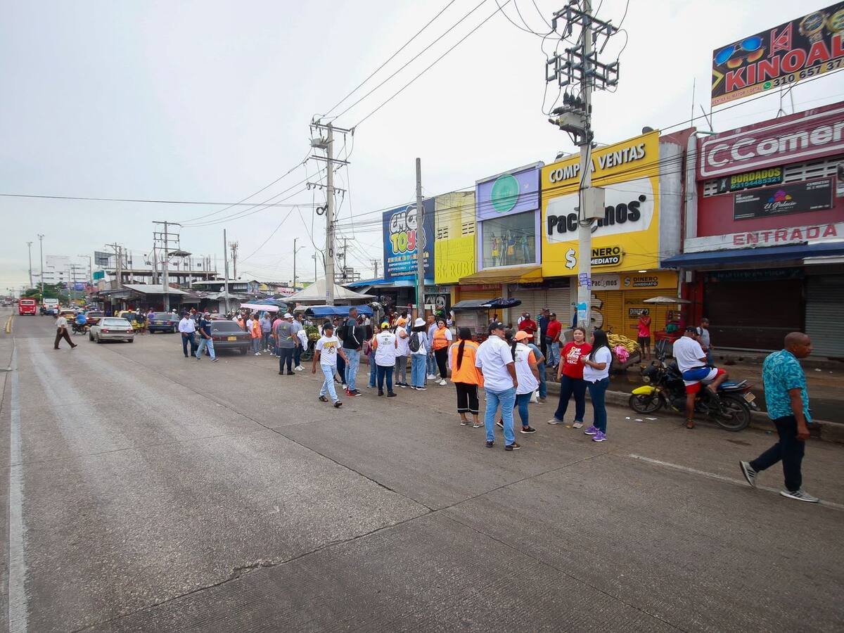Distrito recupera espacio público en Bazurto y se reúne con vendedores informales