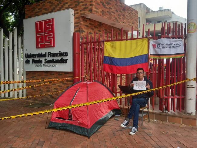 Más de 70 horas cumple egresado de la UFPS en huelga de hambre