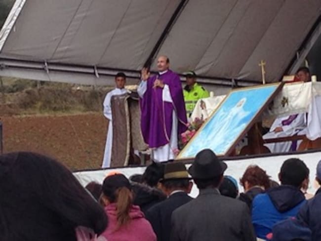 Amenazan con extorsión a sacerdote famoso por misas de sanación