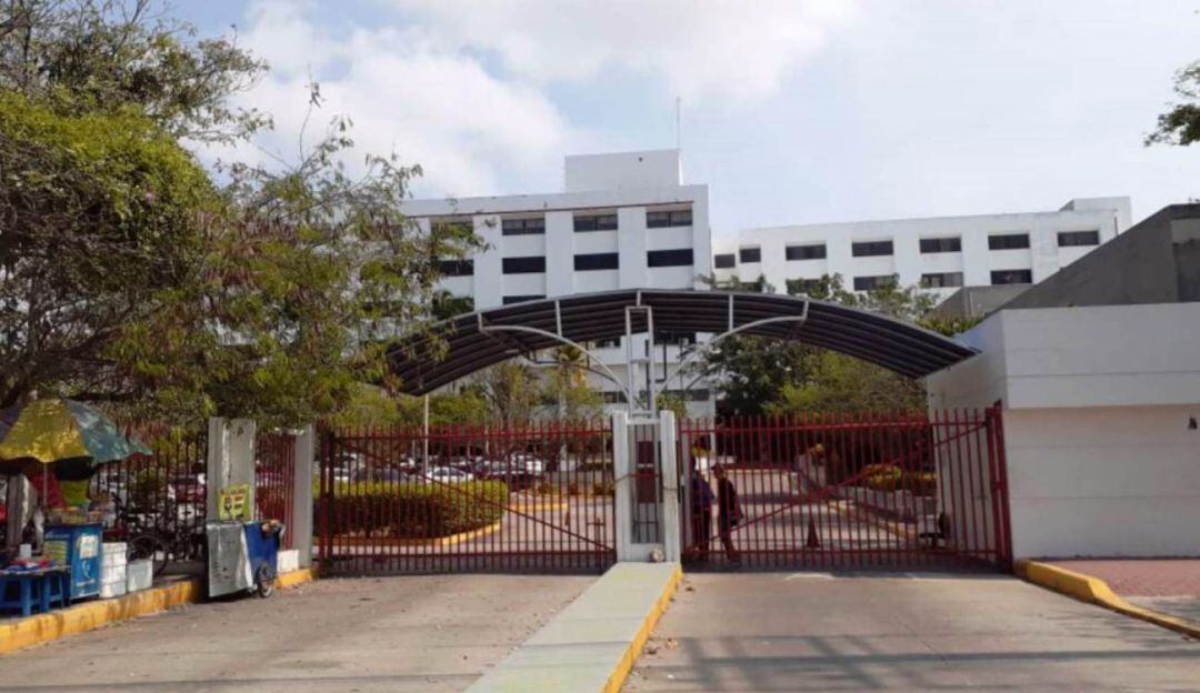 El hombre habría sido agredido presuntamente por un hermano. Tiene heridas en el cuello, pecho y su rostro.