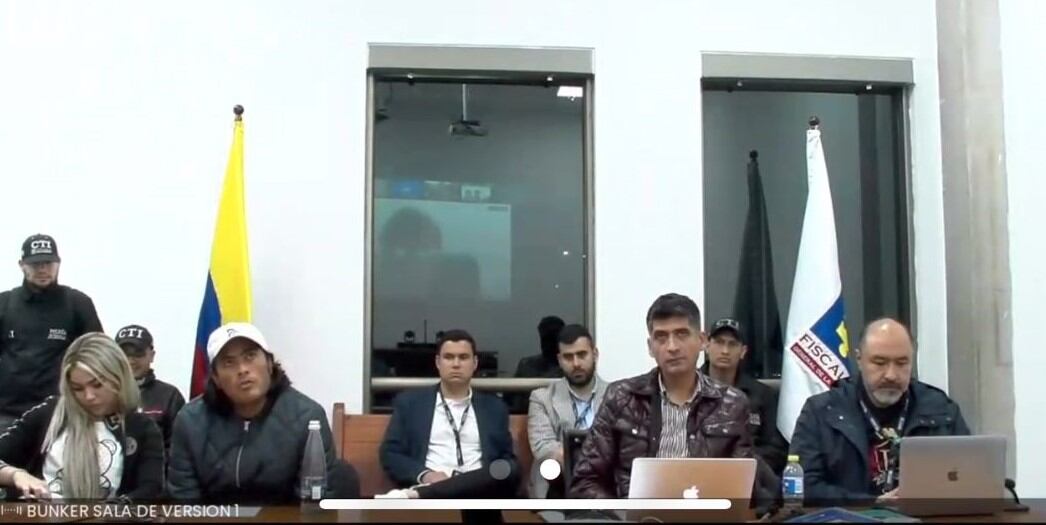 Nicolás Petro y Day Vásquez en previa al inicio de la audiencia de legalización de capturas, antes de que se se frustrara. Foto: captura de pantalla de la audiencia.